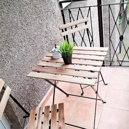 Διαμέρισμα Majus 1 *